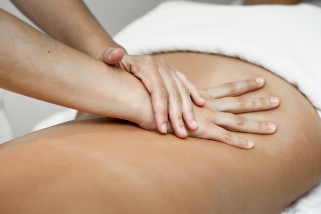 Jeune femme recevant un massage du dos dans un centre de spa.