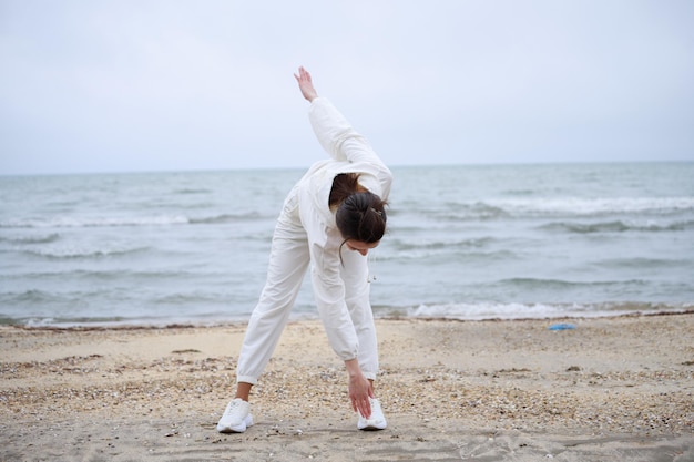 Jeune femme réchauffant son corps avant de courir Photo de haute qualité