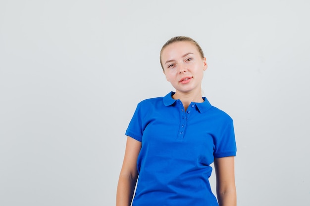 Jeune femme à la recherche en t-shirt bleu et à la belle