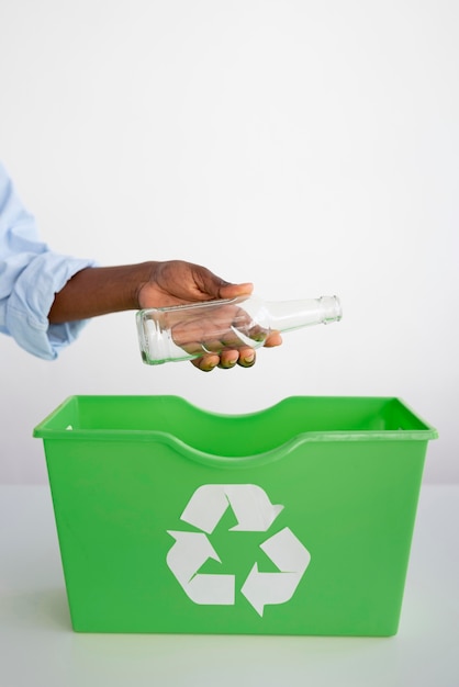 Photo gratuite jeune femme recyclant pour un meilleur environnement