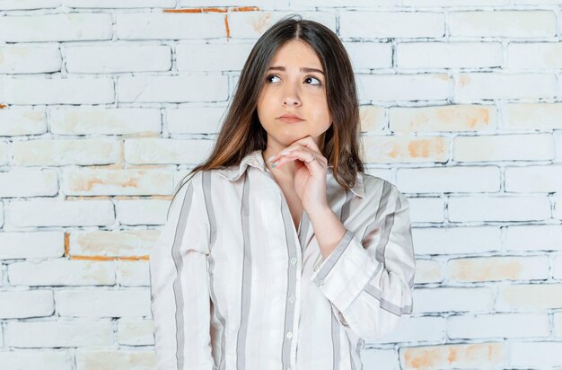 Jeune femme réfléchie pensant à quelque chose Photo de haute qualité