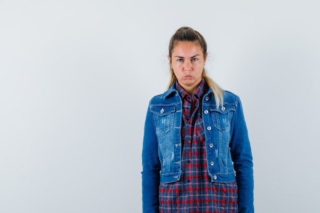 Photo gratuite jeune femme regardant la caméra en chemise, veste et à la vue têtue, de face.