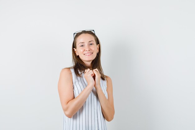 Jeune femme regardant la caméra en t-shirt et à la jolie vue de face.