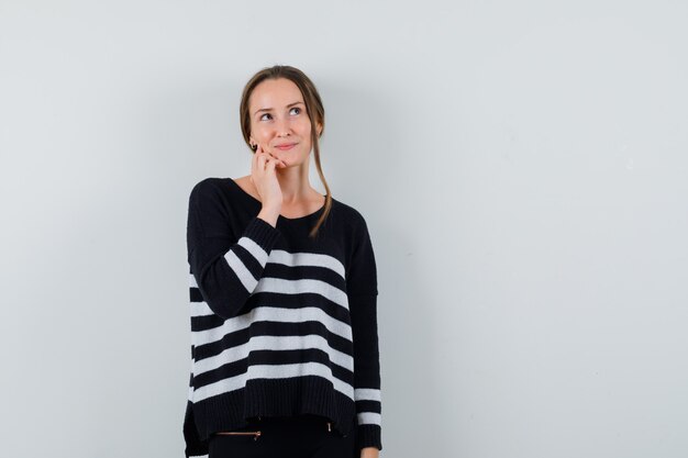 Jeune Femme Regardant En Chemise Et à La Recherche De Rêve