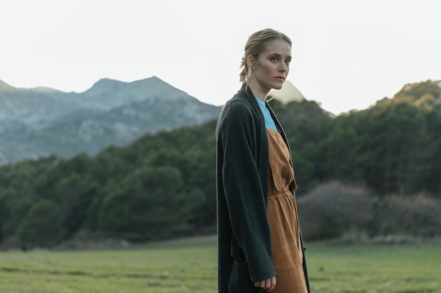 Jeune Femme Regardant Dans La Nature