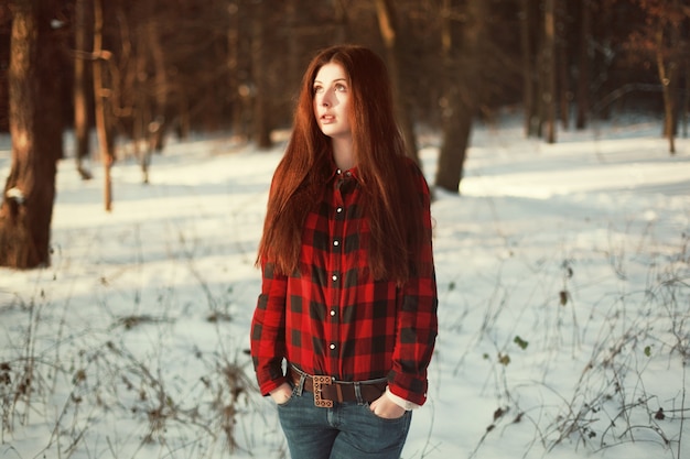 Photo gratuite jeune femme regardant avec les mains dans les poches