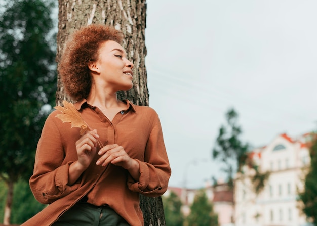 Jeune femme, regarder loin, à, espace copie