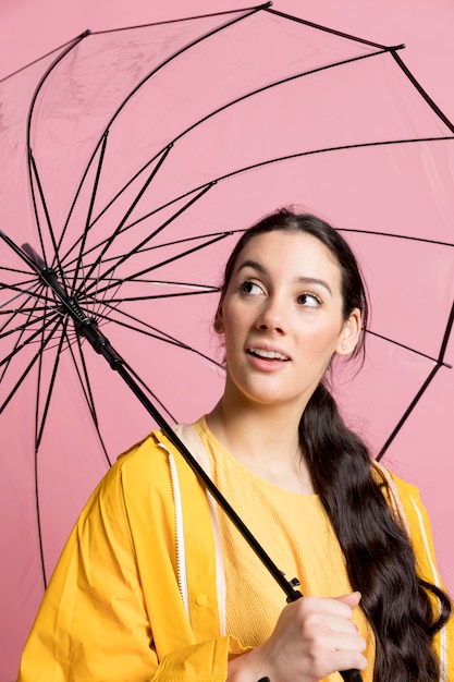 Jeune, femme, regarder, loin, quoique, tenue, parapluie