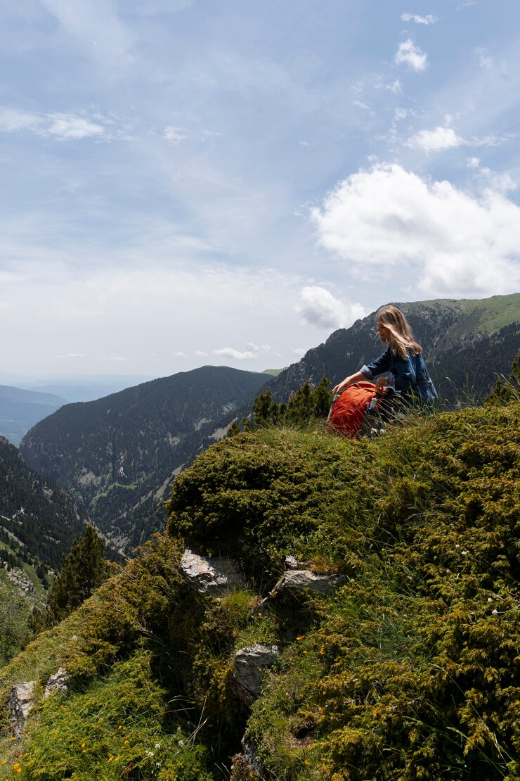 Photo gratuit jeune femme relaxante dans la nature