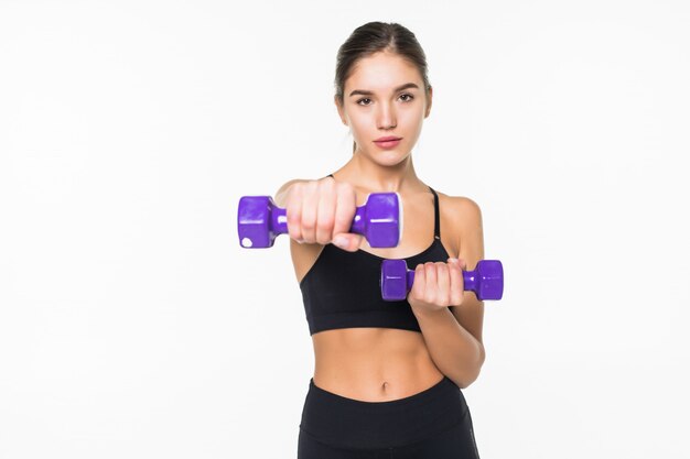 Jeune femme de remise en forme avec haltère isolé sur mur blanc