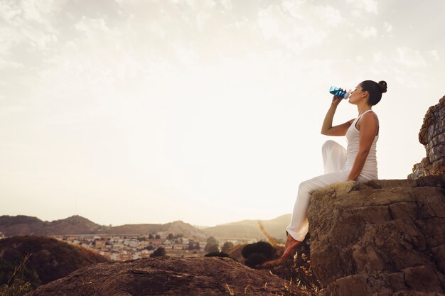 Jeune femme reposant et buvant