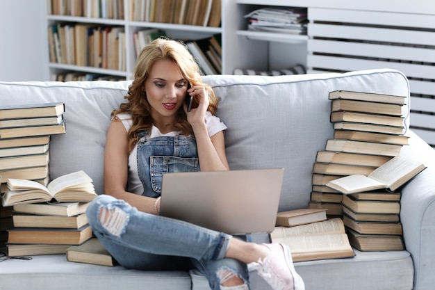 Jeune, femme, reposer, divan, conversation, téléphone