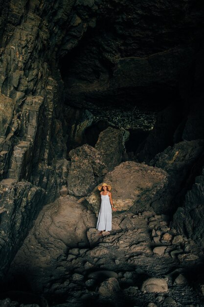 Jeune femme en robe dans la grotte