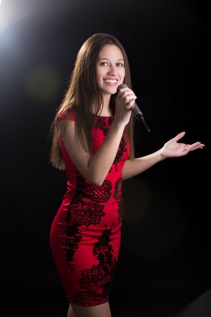 Jeune femme en robe rouge