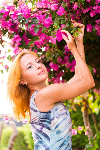 Jeune femme rouge avec des fleurs