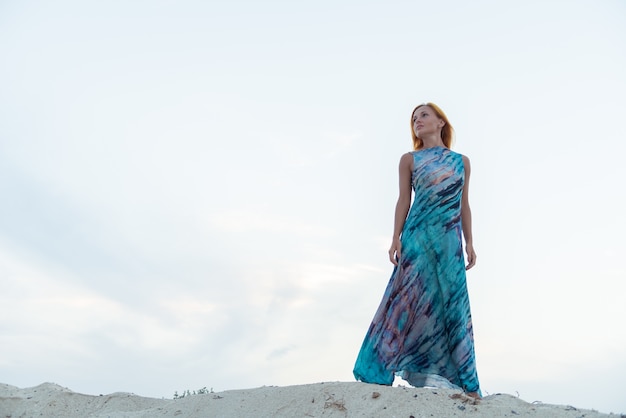 Jeune femme rouge sur une plage