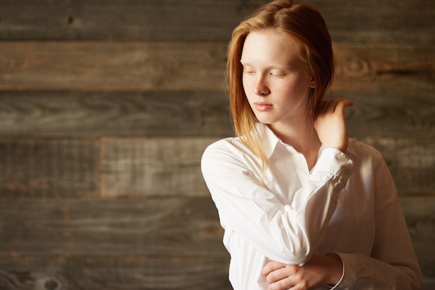 Jeune femme rousse au café