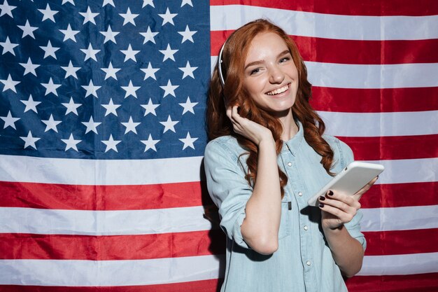 Jeune femme rousse joyeuse, écouter de la musique et discuter