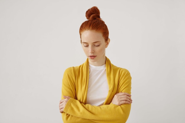 Jeune femme rousse posant