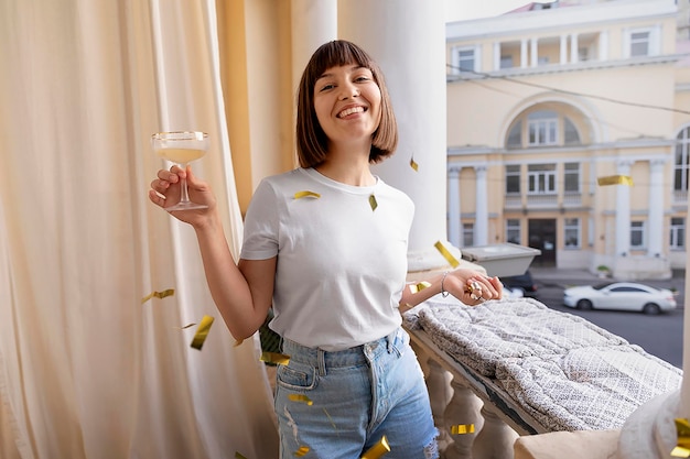 Photo gratuite jeune femme s'amusant lors d'une fête