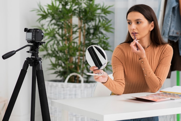 Jeune femme s'apprête à diffuser