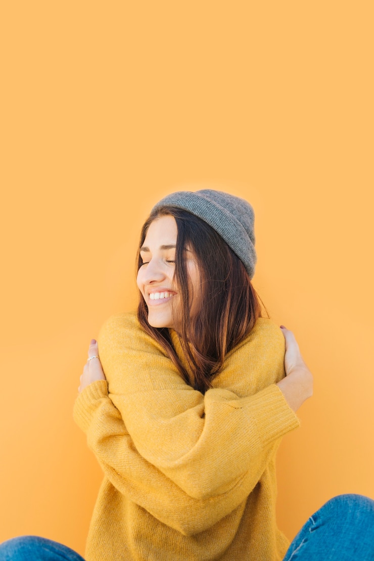 Photo gratuit jeune femme s&#39;embrassant les yeux fermés