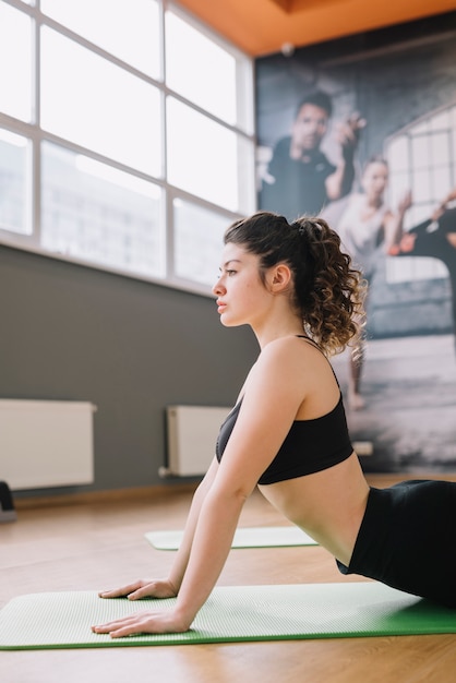 Jeune femme s&#39;entraînant au gymnase