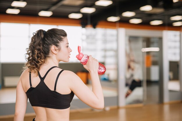 Jeune femme s&#39;entraînant au gymnase