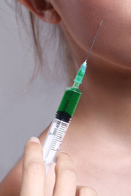 Jeune femme s'injectant pour un soin de beauté