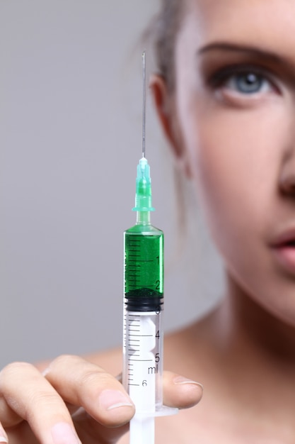 Photo gratuite jeune femme s'injectant pour un soin de beauté