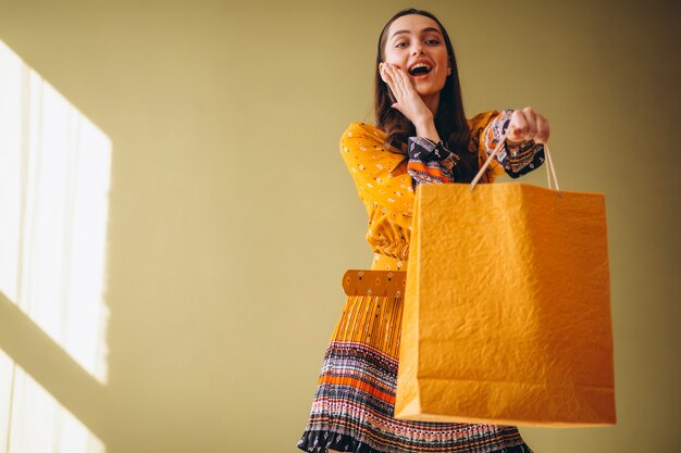 Jeune femme avec des sacs dans une belle robe