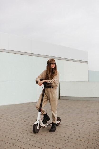 Jeune femme sur un scooter électrique