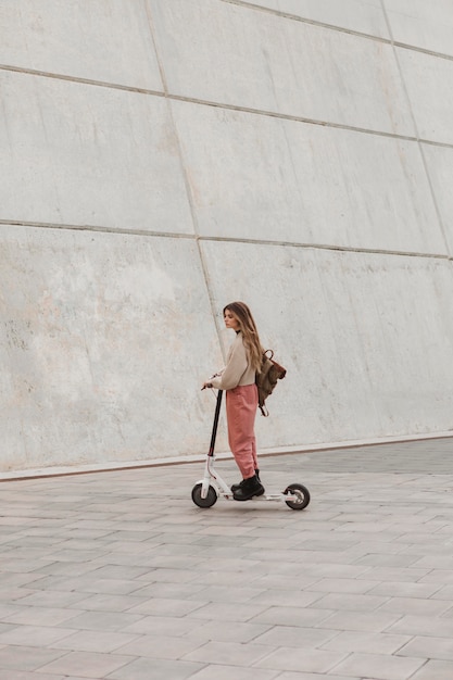 Jeune femme sur un scooter électrique