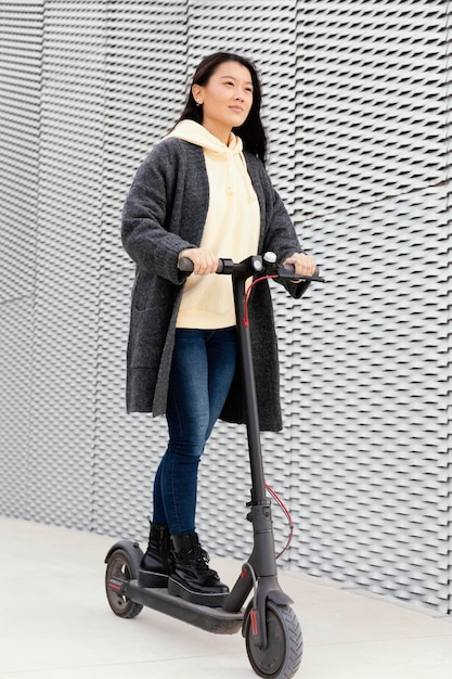 Photo gratuite jeune femme, à, scooter électrique