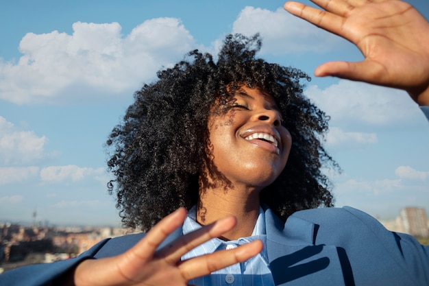 Photo gratuite jeune femme se cachant de la caméra dans un champ extérieur