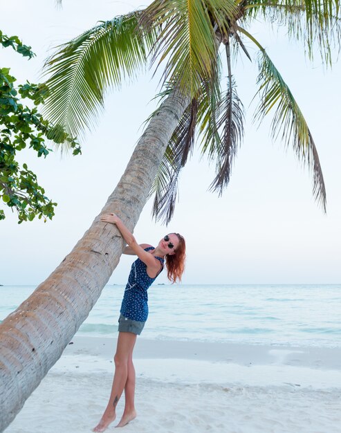 Jeune femme se détend à la plage