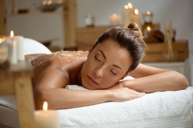 Jeune femme se détendre dans le salon spa.