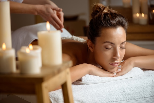 Jeune femme se détendre dans le salon spa.