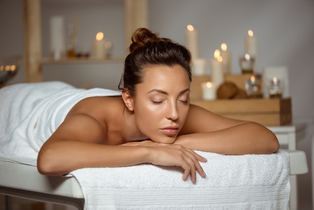 Jeune femme se détendre dans le salon spa.