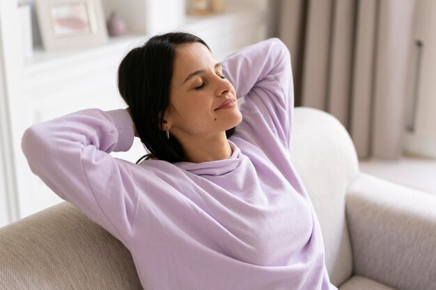 Jeune femme se détendre à l'intérieur