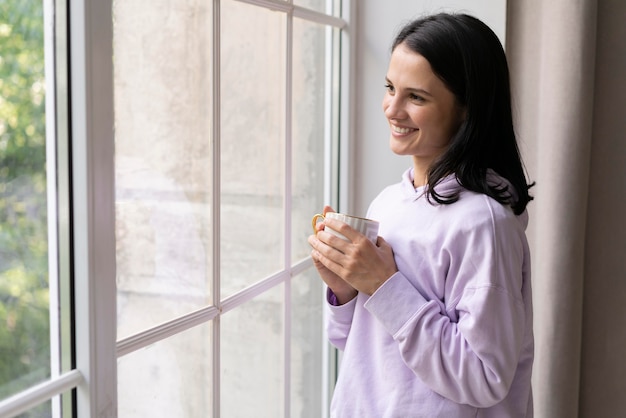 Jeune femme se détendre à l'intérieur