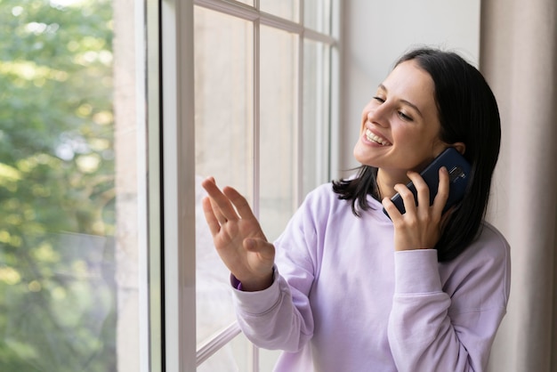 Photo gratuite jeune femme se détendre à l'intérieur