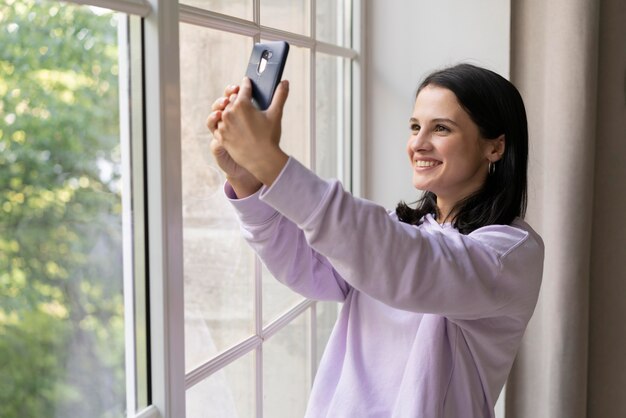 Jeune femme se détendre à l'intérieur