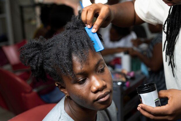 Jeune femme se fait coiffer au salon de beauté