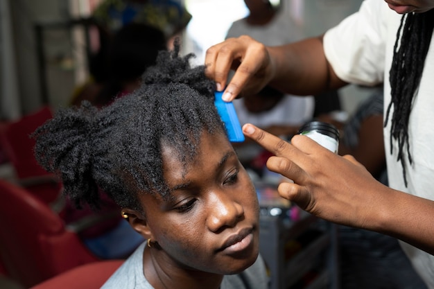 Photo gratuite jeune femme se fait coiffer au salon de beauté