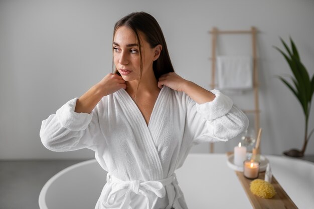 Jeune femme se préparant à l'heure du bain