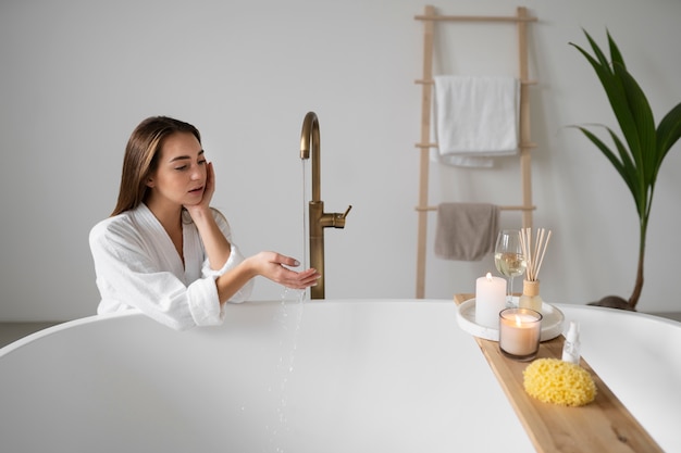 Jeune femme se préparant à l'heure du bain