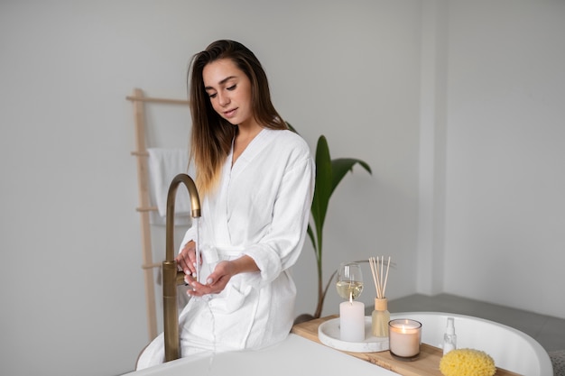 Jeune femme se préparant à l'heure du bain