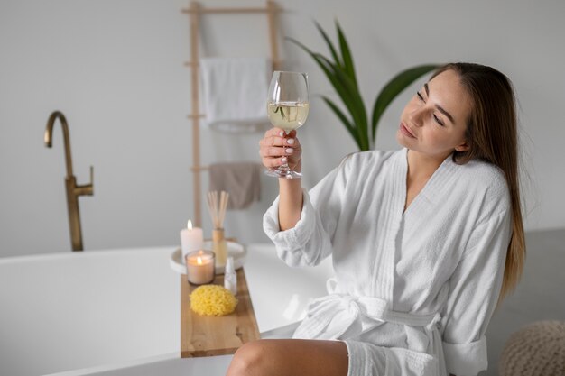 Jeune femme se préparant à l'heure du bain