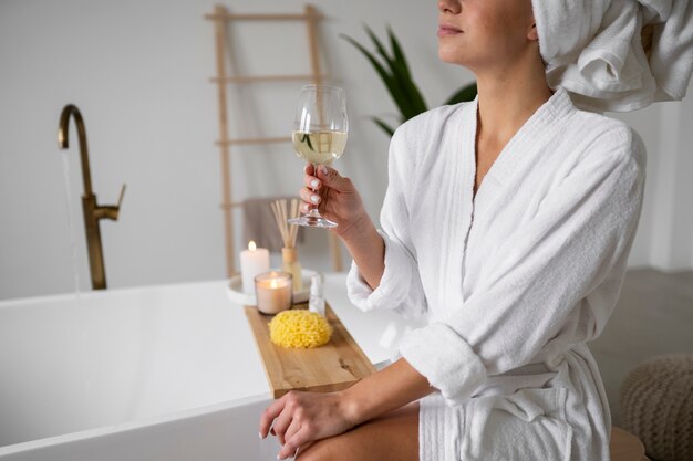 Jeune femme se préparant à l'heure du bain